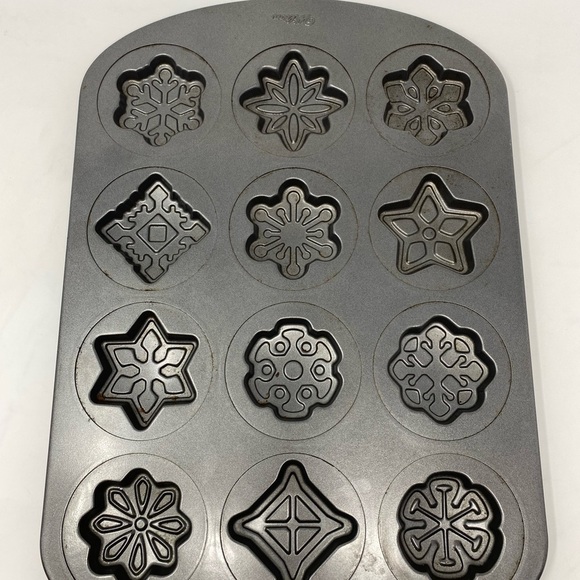 Wilton Holiday Shapes Non-Stick Cookie Pan, 12-Cavity - Picture 7 of 7
